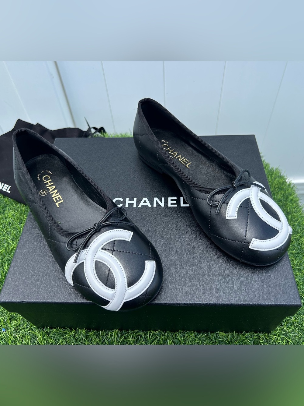 CHANEL CAMBON COCO BEACH 2026M BALLET FLATS BLACK LEATHER LARGE WHITE CC LOGO 38 - Picture 2 of 16
